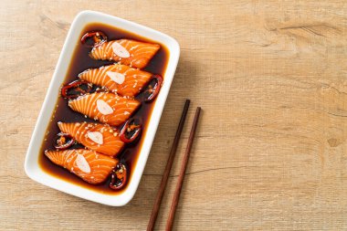 Salamura edilmiş somon balığı ya da Kore usulü soya sosu.