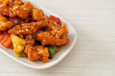 Kore usulü tatlı ve ekşi soslu kızarmış tavuk.