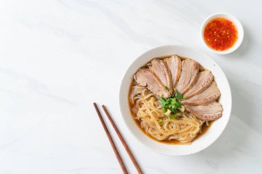 Ördek çorbalı ördek eriştesi. Asya usulü.