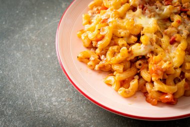 İtalyan usulü peynirli ev yapımı fırında makarna.
