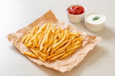 Patates kızartması ya da ekşi krema ve ketçaplı patates cipsi.