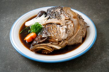 Soya soslu kaynamış balık kafası - Japon yemeği tarzı.