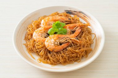 Güveçte veya fırında karides ve cam erişte veya vermicelli karides.