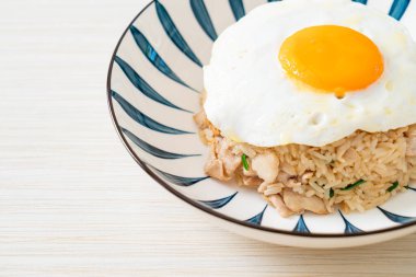 Japon usulü kızarmış pilav ve kızarmış yumurta. Asya usulü.