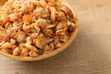 Kurutulmuş karides ya da kase içinde kurutulmuş tuzlanmış karides.