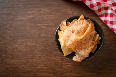 Çıtır Taro cipsi - kızarmış ya da fırında pişirilmiş taro.