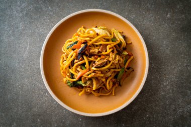 Vejetaryen usulü sebzeli kızarmış yakisoba eriştesi. Vejetaryen ve vejetaryen yemek tarzı.