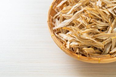 Kurutulmuş küçük çıtır balık.