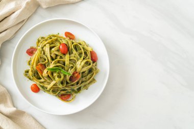 pesto soslu ve domatesli makarna vejetaryen ve vejetaryen yemek tarzı.