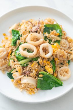 Kalamar ya da ahtapotlu pilav. Kalamar, yumurta ve lahana ile kızartılmış pilav.