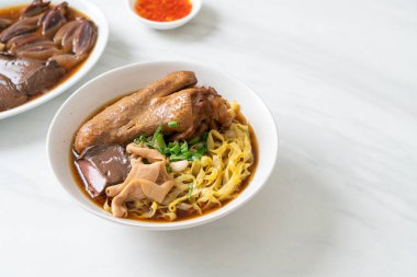 Kahverengi çorbada haşlanmış ördek ve haşlanmış yumurtalı şehriye Asya yemeği.