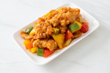 Kızarmış tatlı ve ekşi sosla domuz ve sebzeyi karıştır.