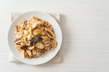 Kızarmış mantarı istiridye sosuyla karıştır.