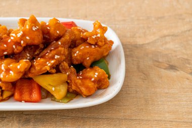 Kore usulü tatlı ve ekşi soslu kızarmış tavuk.