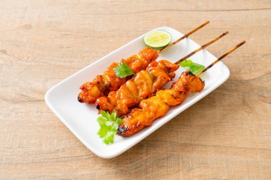 Baharatlı ve otlu ızgara tavuk şişi.