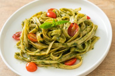 pesto soslu ve domatesli makarna vejetaryen ve vejetaryen yemek tarzı.
