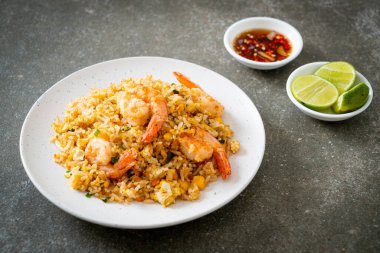 Tayland usulü ev yapımı kızarmış karides. Asya usulü.