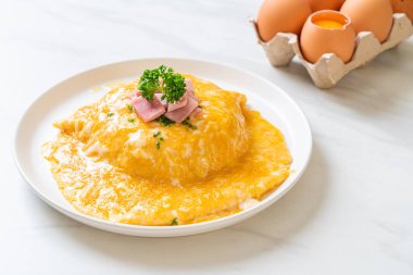 Pirinçli kremalı omlet veya jambonlu pilav ve yumuşak omlet.