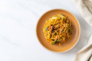 Vejetaryen usulü sebzeli kızarmış yakisoba eriştesi. Vejetaryen ve vejetaryen yemek tarzı.