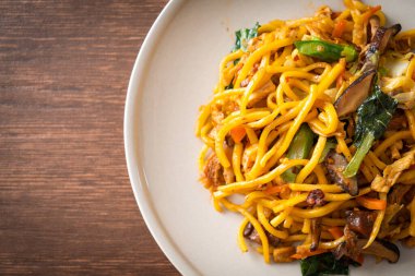 Vejetaryen usulü sebzeli kızarmış yakisoba eriştesi. Vejetaryen ve vejetaryen yemek tarzı.