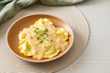 Mısır peyniri soslu ravioli makarnası.