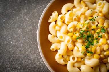 Tabakta krem peynirli makarna.