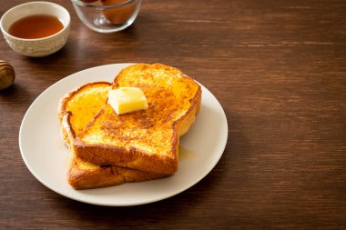 Kahvaltıda tereyağlı ve ballı tost.