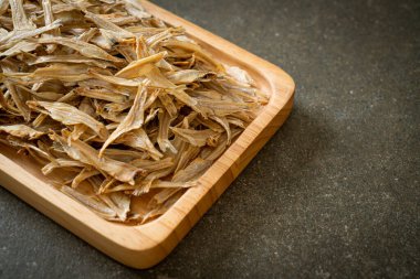 Kurutulmuş küçük çıtır balık.