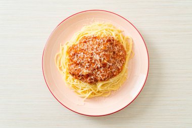 Parmesan peynirli domuz bolonez spagettisi - İtalyan yemeği tarzı.