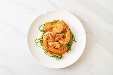 Kızarmış pirinç vermicelli ve karidesli su mimozası.