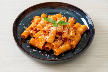 Domates soslu ve peynirli Rigatoni makarnası - geleneksel İtalyan makarnası