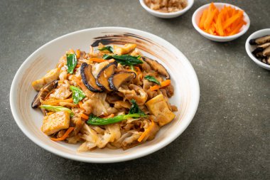 Tofu ve sebzeli kızarmış şehriye. Vejetaryen ve vejetaryen yemek tarzı.