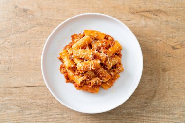 Peynirli bolonez rigatoni makarna - geleneksel İtalyan makarnası