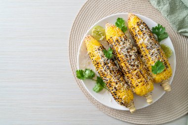 Barbekü ve ızgara mısır, peynirli ve limonlu