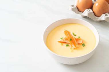 Yengeç sopasıyla haşlanmış yumurta ve taze soğan.