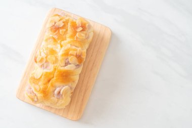 Tahtada nefis taro ekmeği.