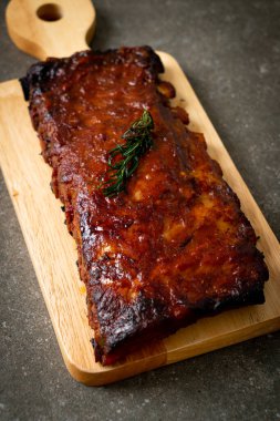 Barbekü soslu ızgara pirzola ve domuz pirzolası.