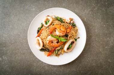 Fesleğenli, biberli, karidesli ve kalamarlı Çin eriştesi. Asya usulü.