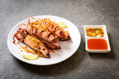 Sarımsaklı kızarmış kalamar - deniz ürünleri tarzı.