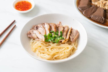 Beyaz kasede pişmiş ördekle kurutulmuş şehriye. Asya usulü.