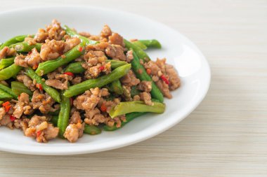 Kızarmış Fransız fasulyesi ya da kıymalı yeşil fasulye. Asya usulü.