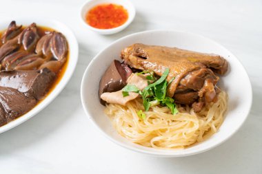 Beyaz kasede pişmiş ördekle kurutulmuş şehriye. Asya usulü.