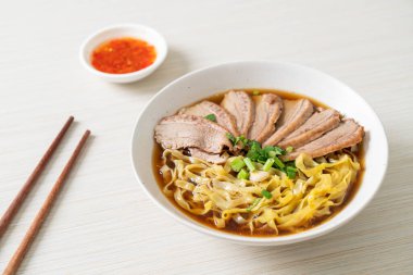 Kahverengi çorbada pişmiş ördekli yumurta eriştesi. Asya usulü.