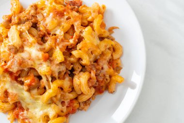 İtalyan usulü peynirli ev yapımı fırında makarna.