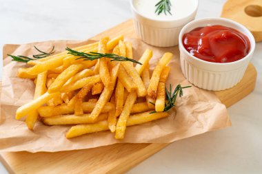 Patates kızartması ya da ekşi krema ve ketçaplı patates cipsi.