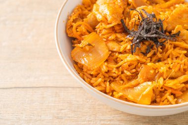 Kore usulü domuz dilimlenmiş kimchi pilavı.