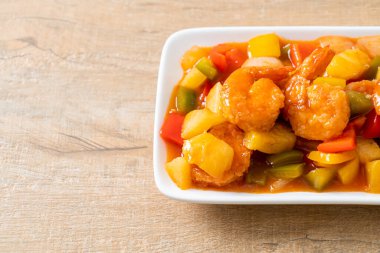 Kızarmış tatlı ve ekşi, tabakta karides, Asya usulü.