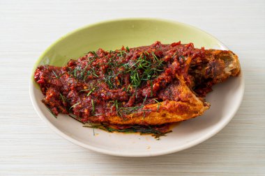 Tayland usulü kızarmış balık ve kırmızı biber sosu. Asya usulü.