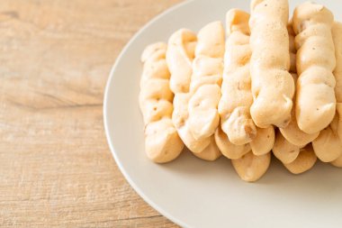 Badem ezmesi tabakta. Fransız usulü tatlı.