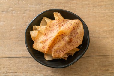 Çıtır Taro cipsi - kızarmış ya da fırında pişirilmiş taro.